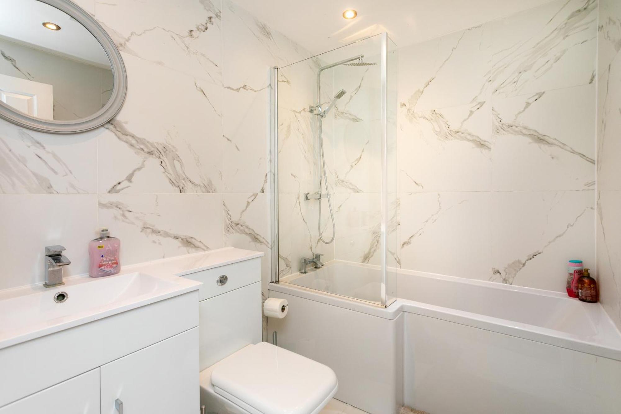 5 Bedroom 3 Bathroom Parking Contractors Relocations Families Leicester
