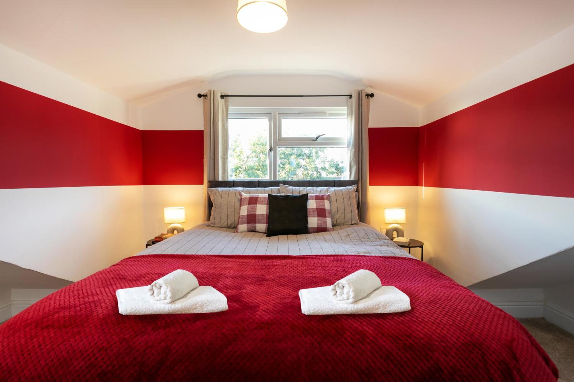 5 Bedroom 3 Bathroom Parking Contractors Relocations Families Holiday home *