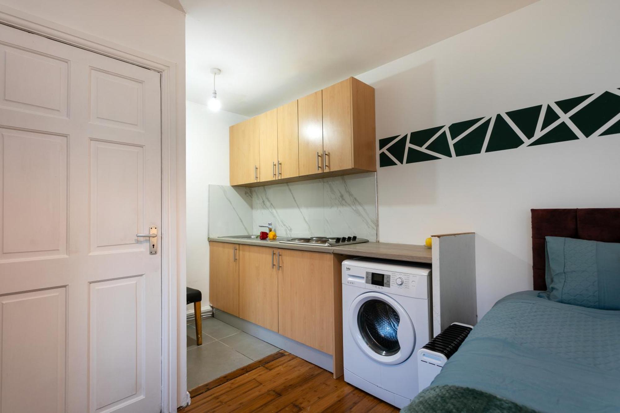 Holiday home 5 Bedroom 3 Bathroom Parking Contractors Relocations Families *