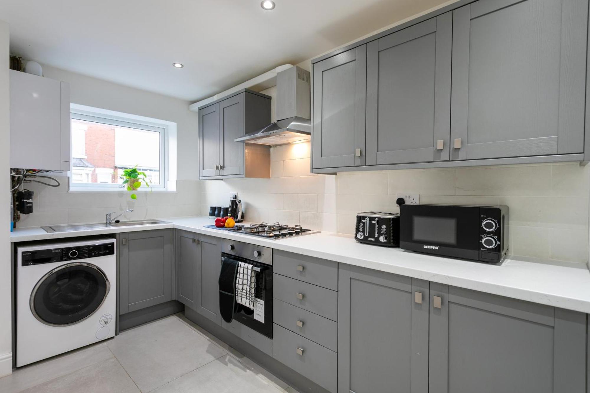 5 Bedroom 3 Bathroom Parking Contractors Relocations Families Holiday home