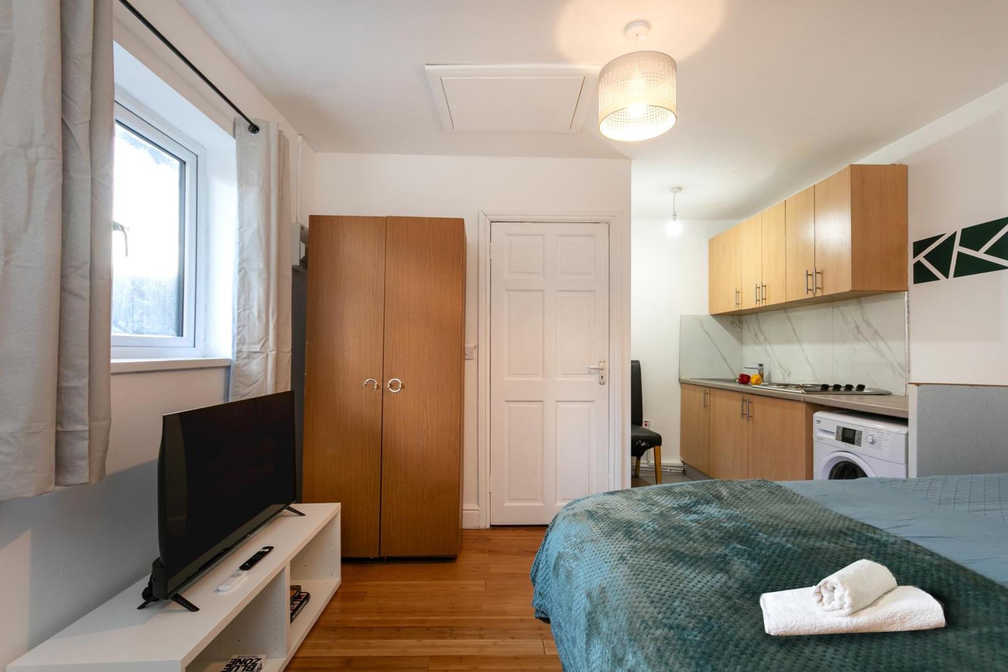 Holiday home 5 Bedroom 3 Bathroom Parking Contractors Relocations Families *