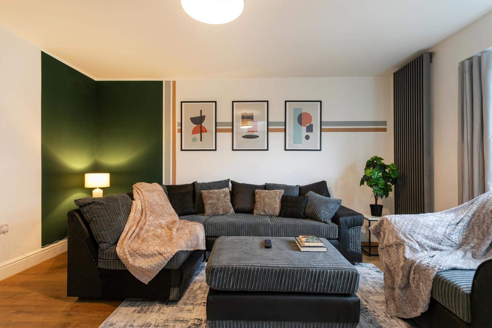 Holiday home 5 Bedroom 3 Bathroom Parking Contractors Relocations Families
