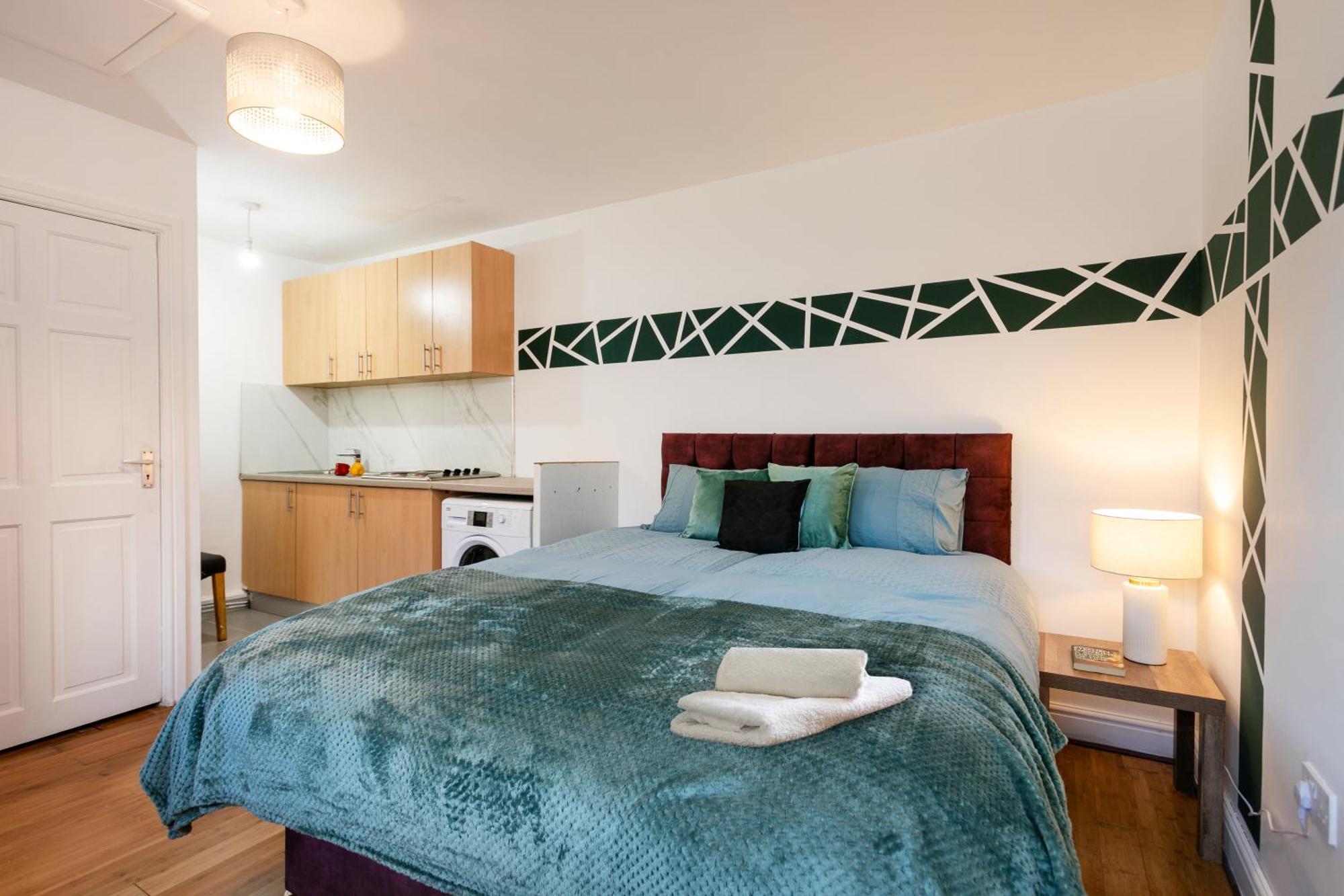 5 Bedroom 3 Bathroom Parking Contractors Relocations Families Leicester