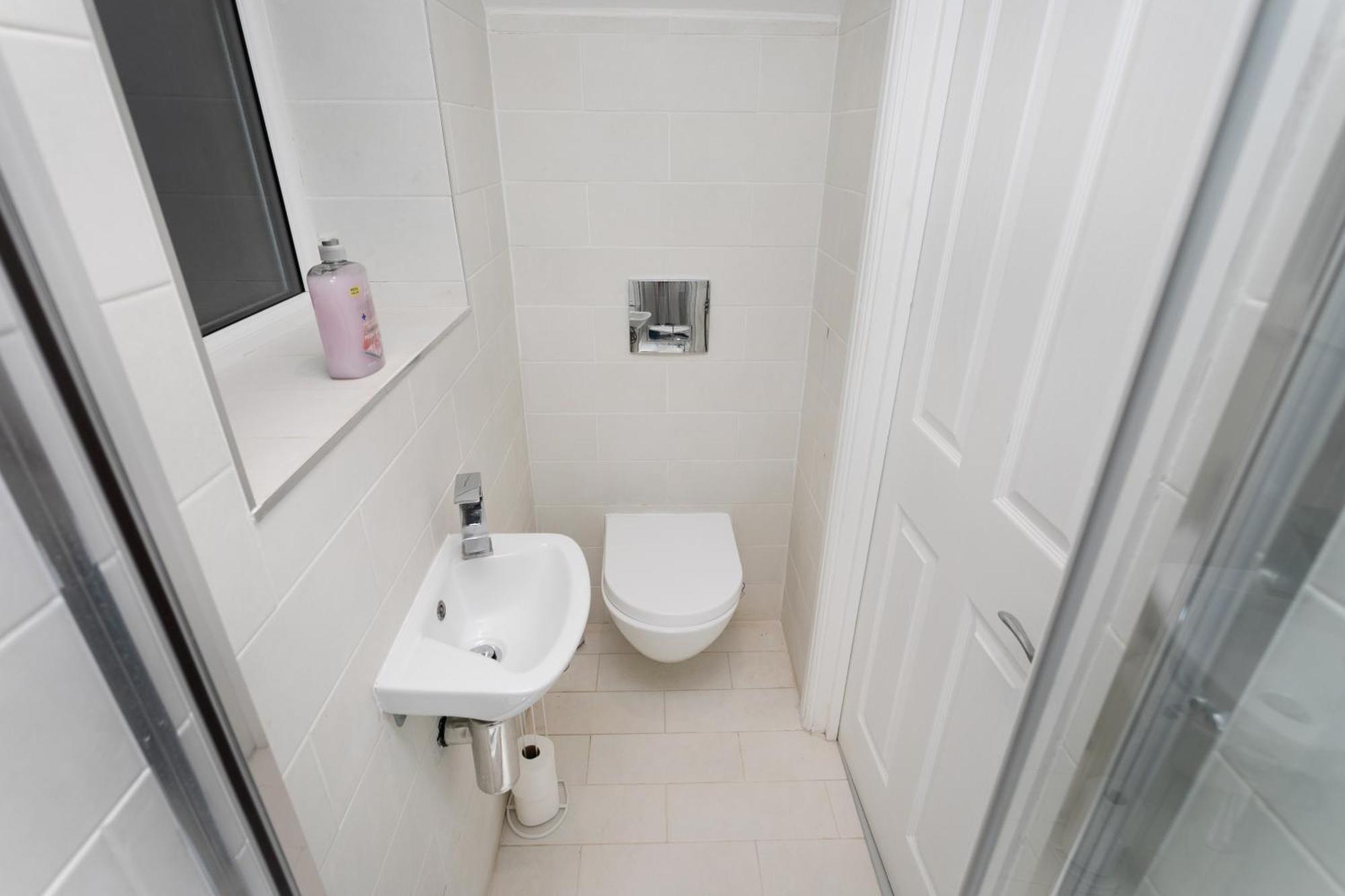 Holiday home 5 Bedroom 3 Bathroom Parking Contractors Relocations Families