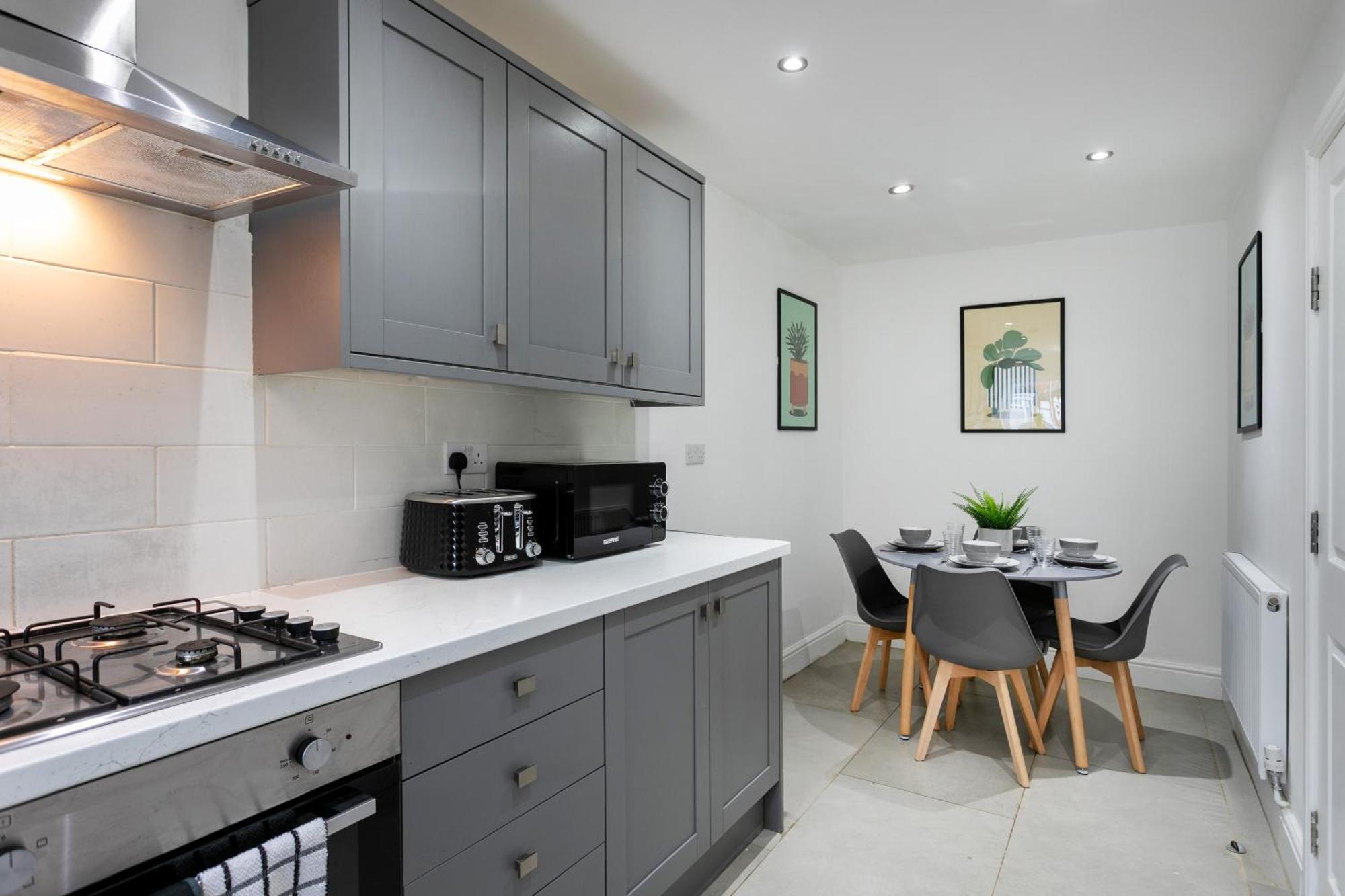 5 Bedroom 3 Bathroom Parking Contractors Relocations Families Holiday home *