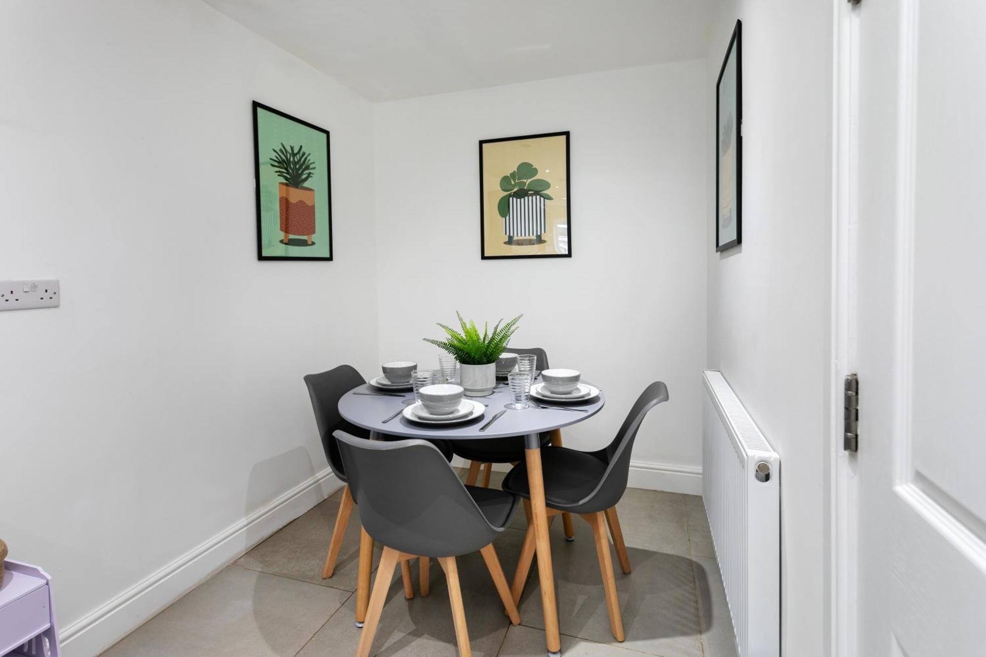 5 Bedroom 3 Bathroom Parking Contractors Relocations Families Holiday home *