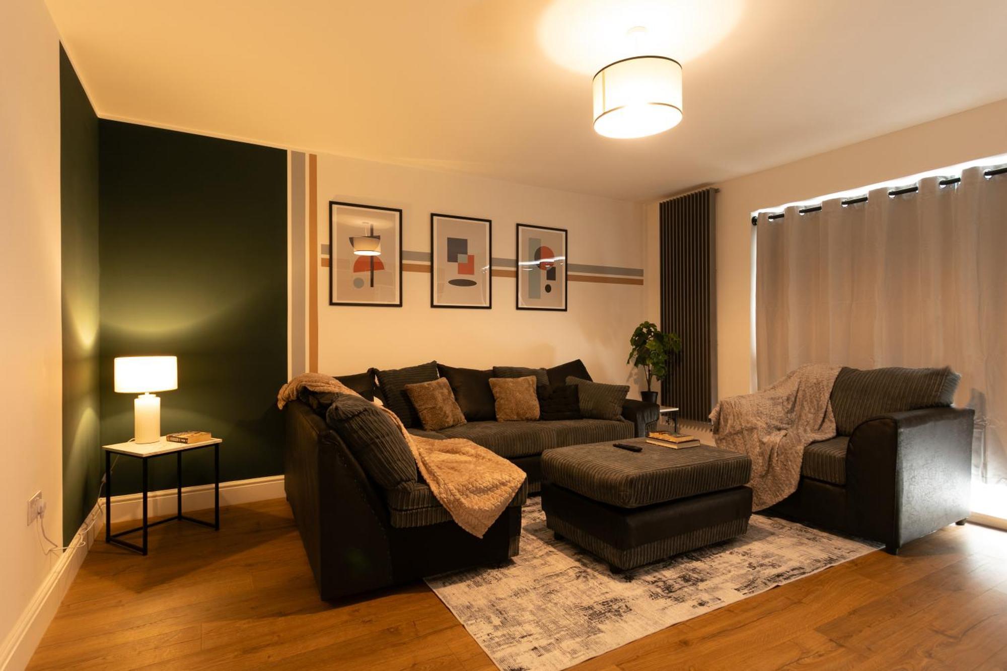 Holiday home 5 Bedroom 3 Bathroom Parking Contractors Relocations Families Leicester