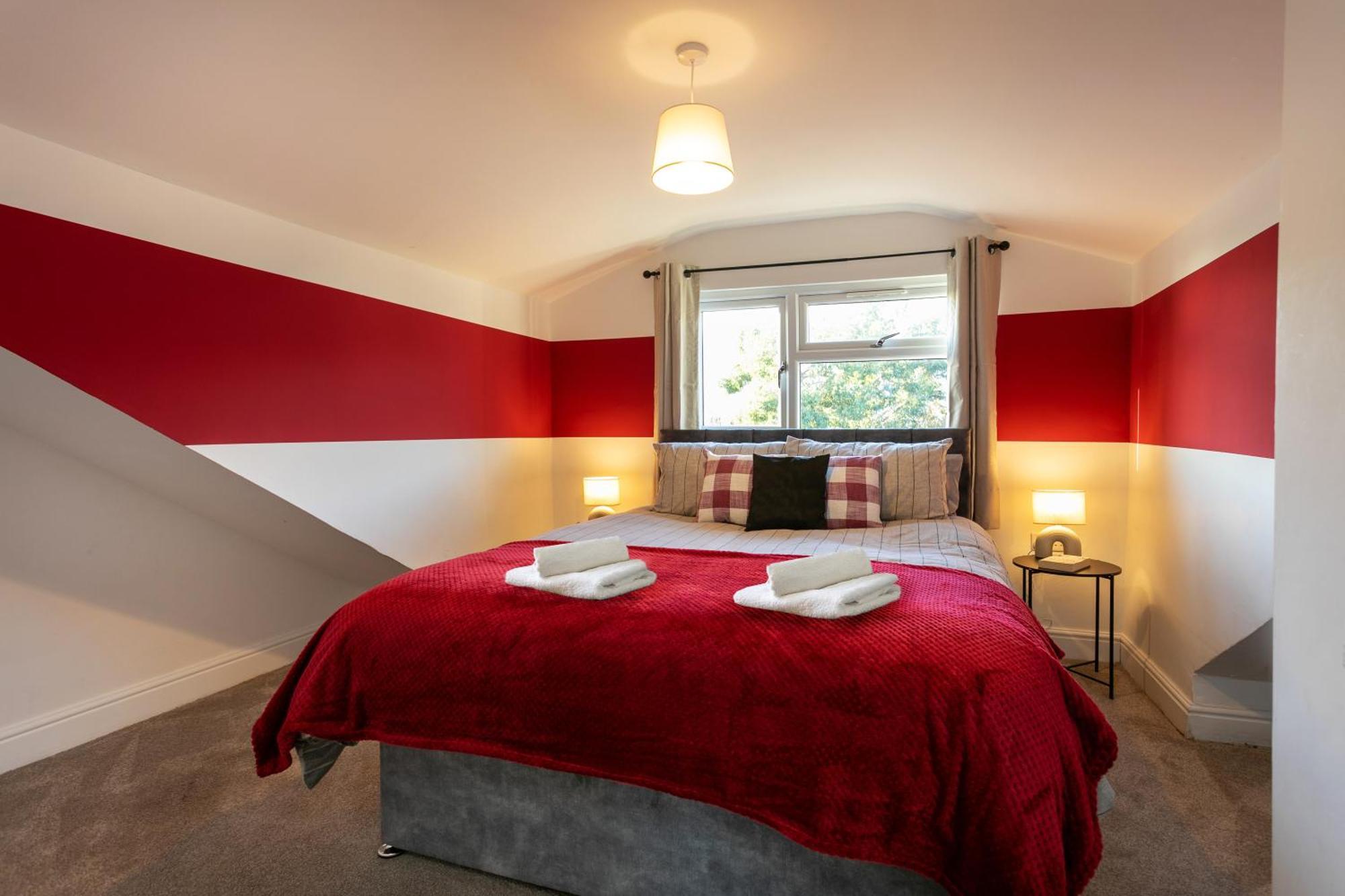 5 Bedroom 3 Bathroom Parking Contractors Relocations Families *