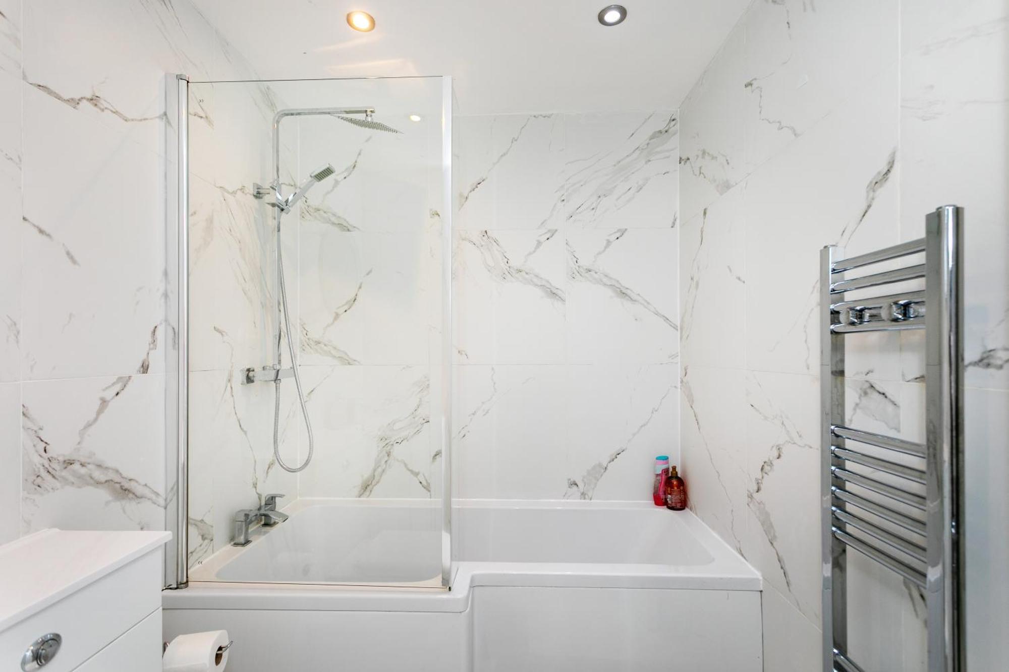 5 Bedroom 3 Bathroom Parking Contractors Relocations Families Leicester