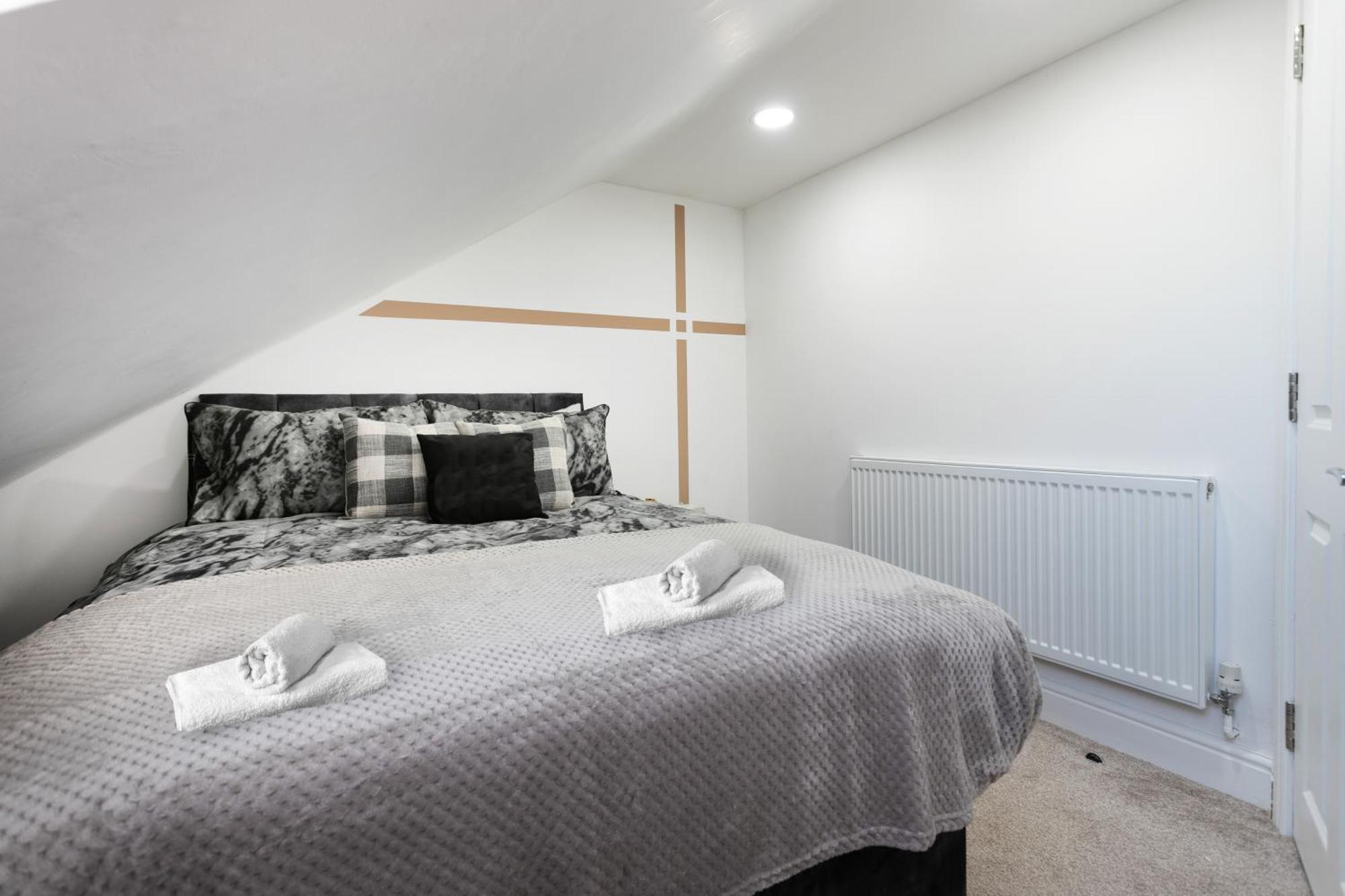 5 Bedroom 3 Bathroom Parking Contractors Relocations Families
