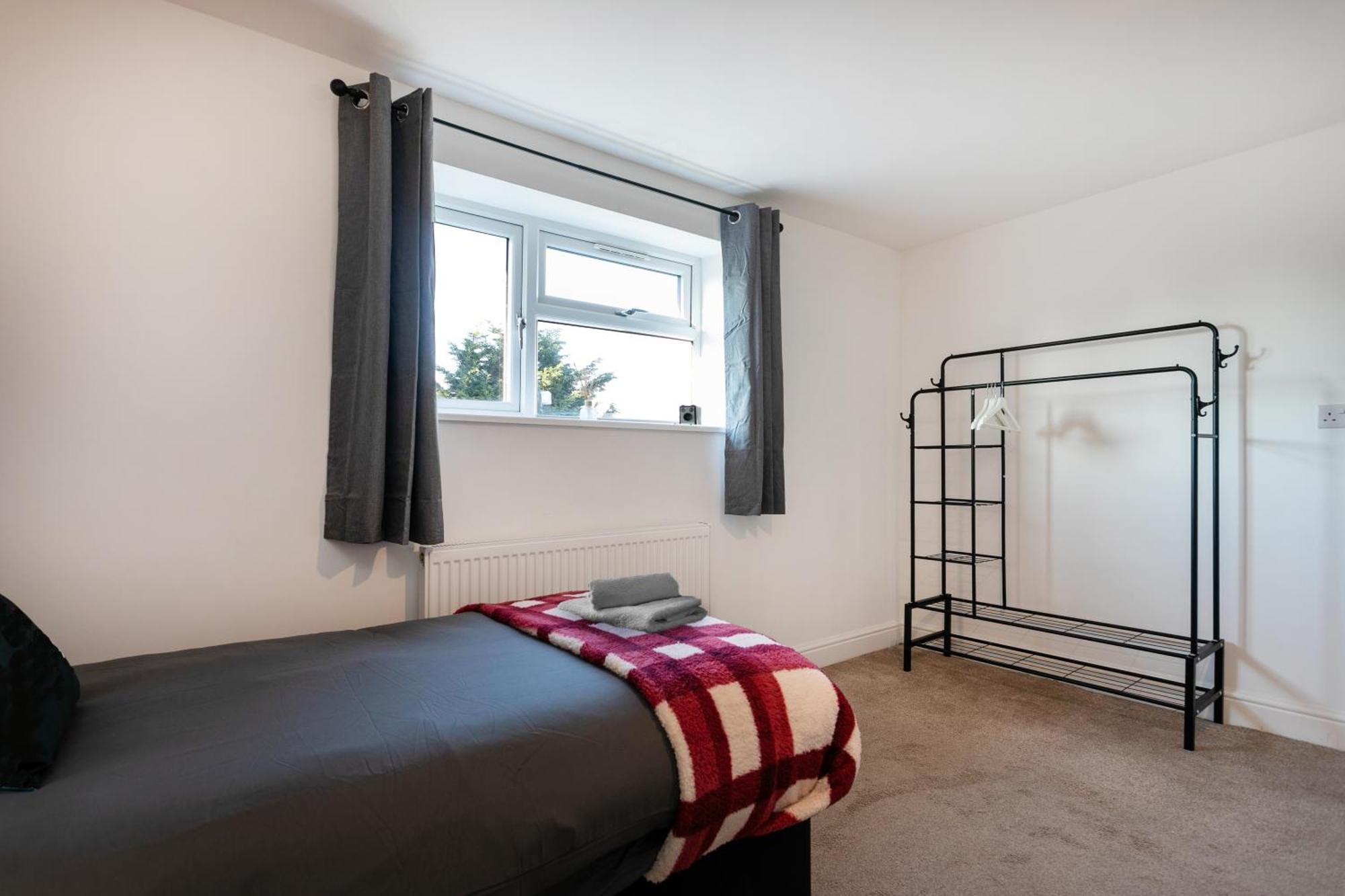 5 Bedroom 3 Bathroom Parking Contractors Relocations Families Holiday home *