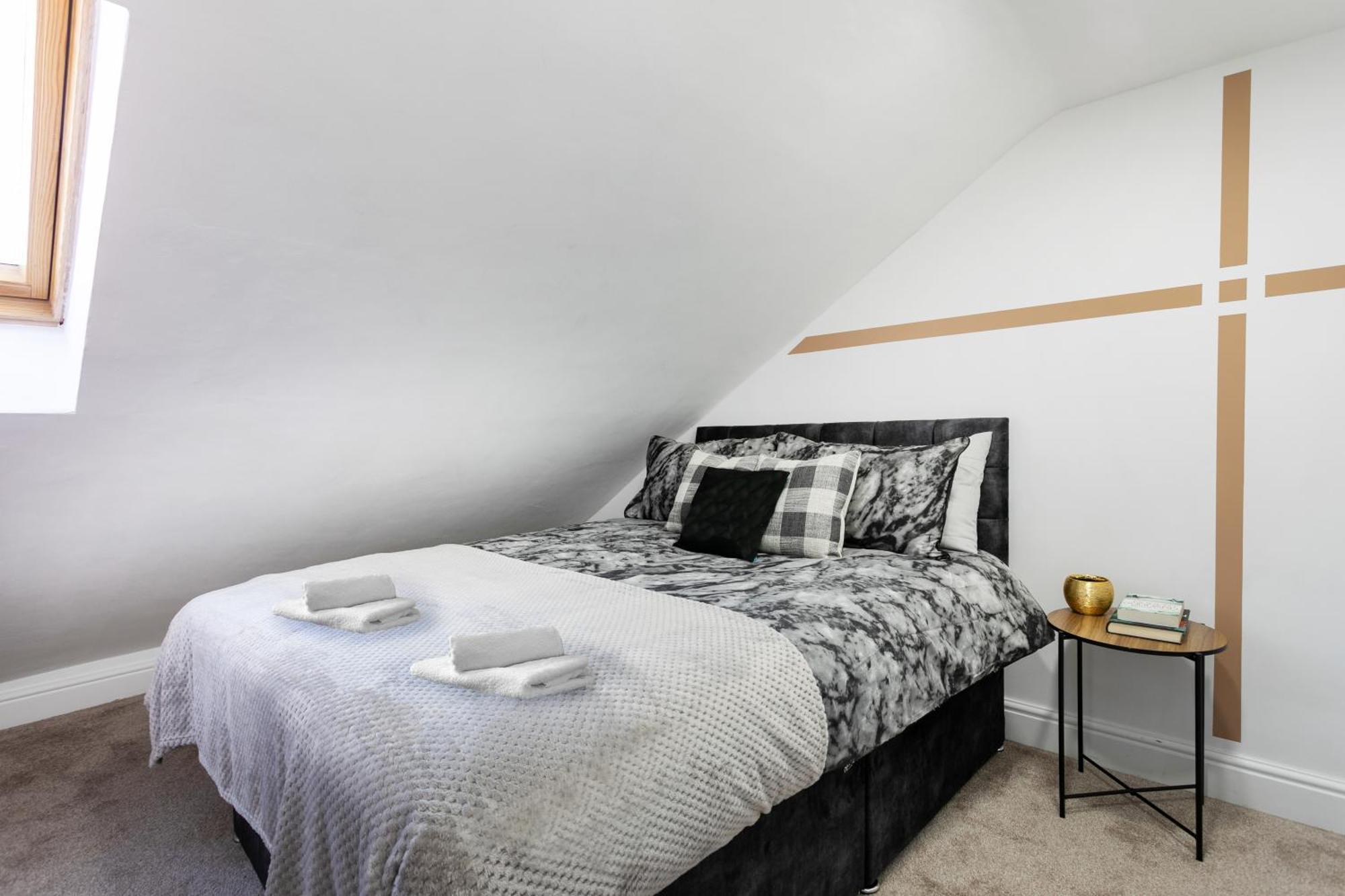 5 Bedroom 3 Bathroom Parking Contractors Relocations Families Holiday home Leicester