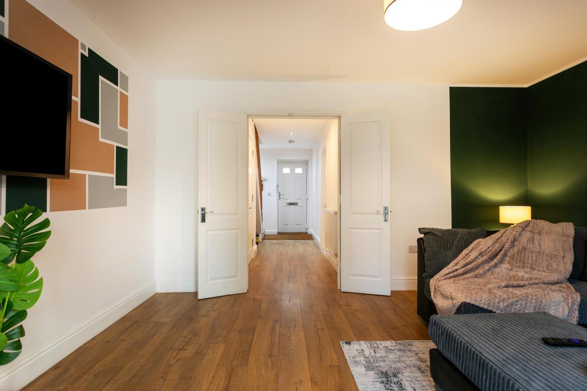 5 Bedroom 3 Bathroom Parking Contractors Relocations Families Holiday home