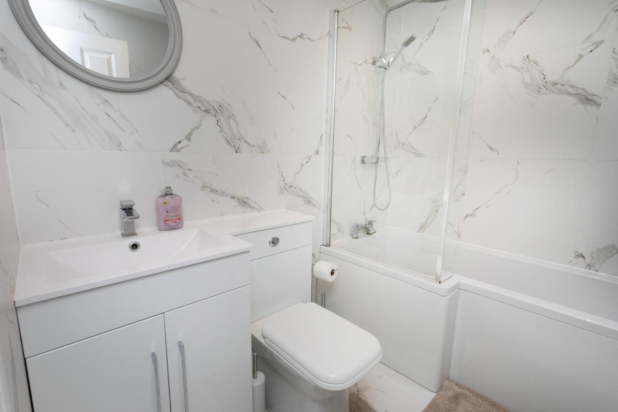Holiday home 5 Bedroom 3 Bathroom Parking Contractors Relocations Families