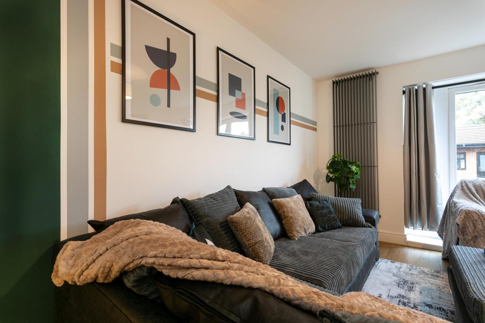 5 Bedroom 3 Bathroom Parking Contractors Relocations Families Leicester