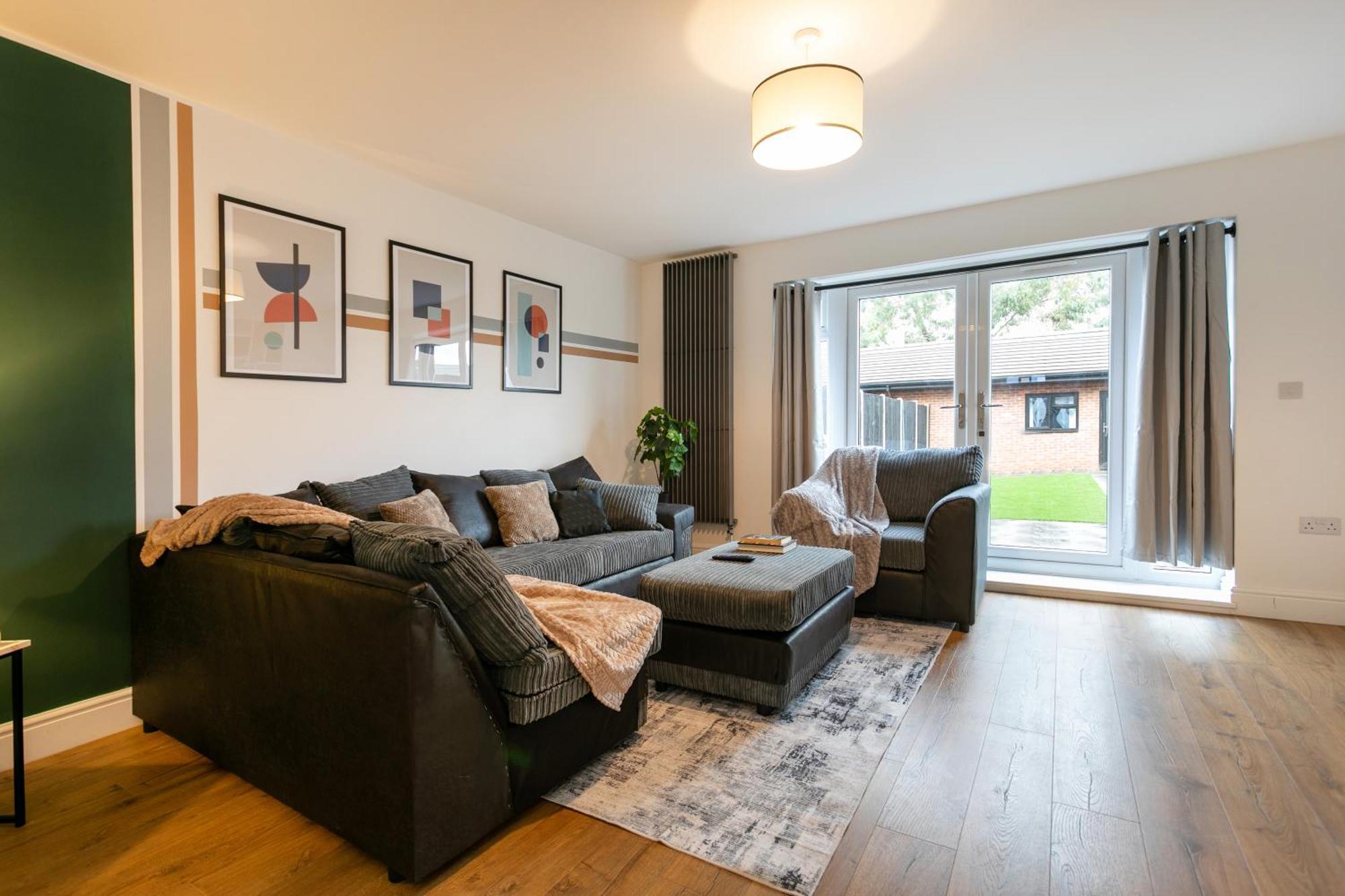 5 Bedroom 3 Bathroom Parking Contractors Relocations Families * Leicester