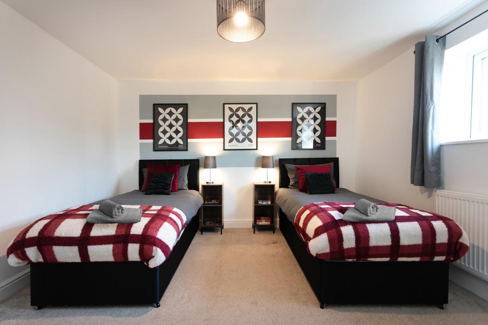 Holiday home 5 Bedroom 3 Bathroom Parking Contractors Relocations Families Leicester