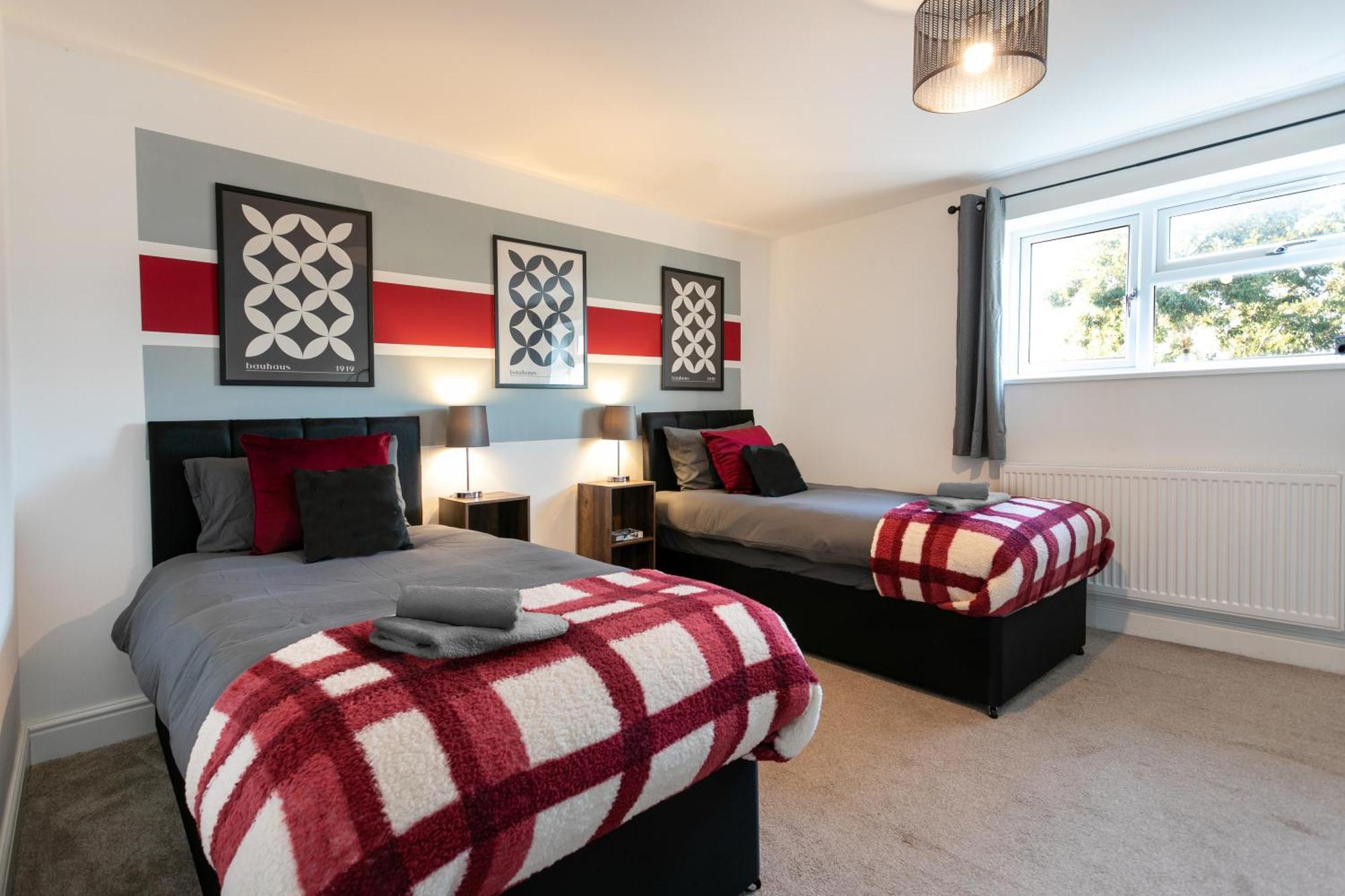5 Bedroom 3 Bathroom Parking Contractors Relocations Families Holiday home