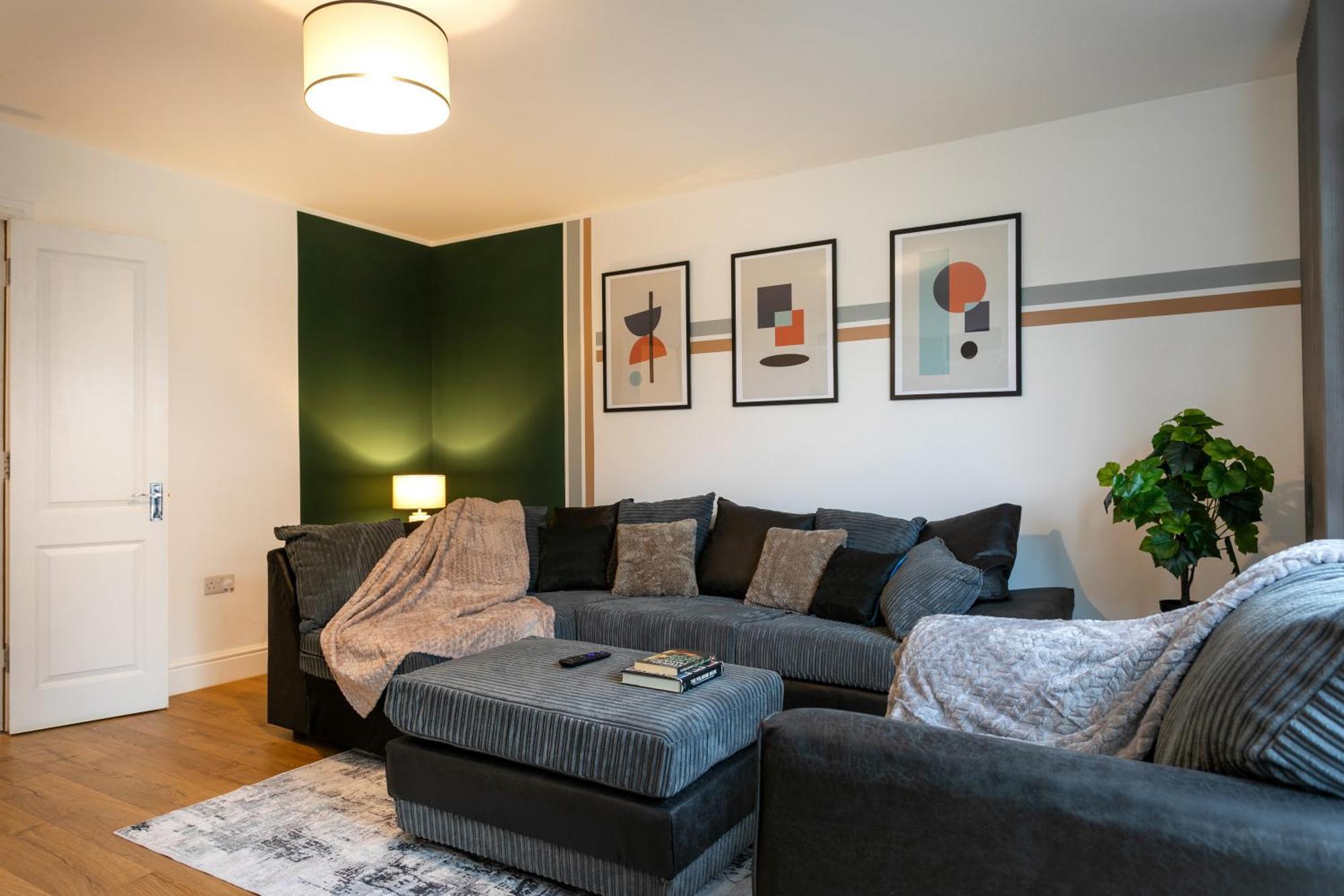 Holiday home 5 Bedroom 3 Bathroom Parking Contractors Relocations Families Leicester