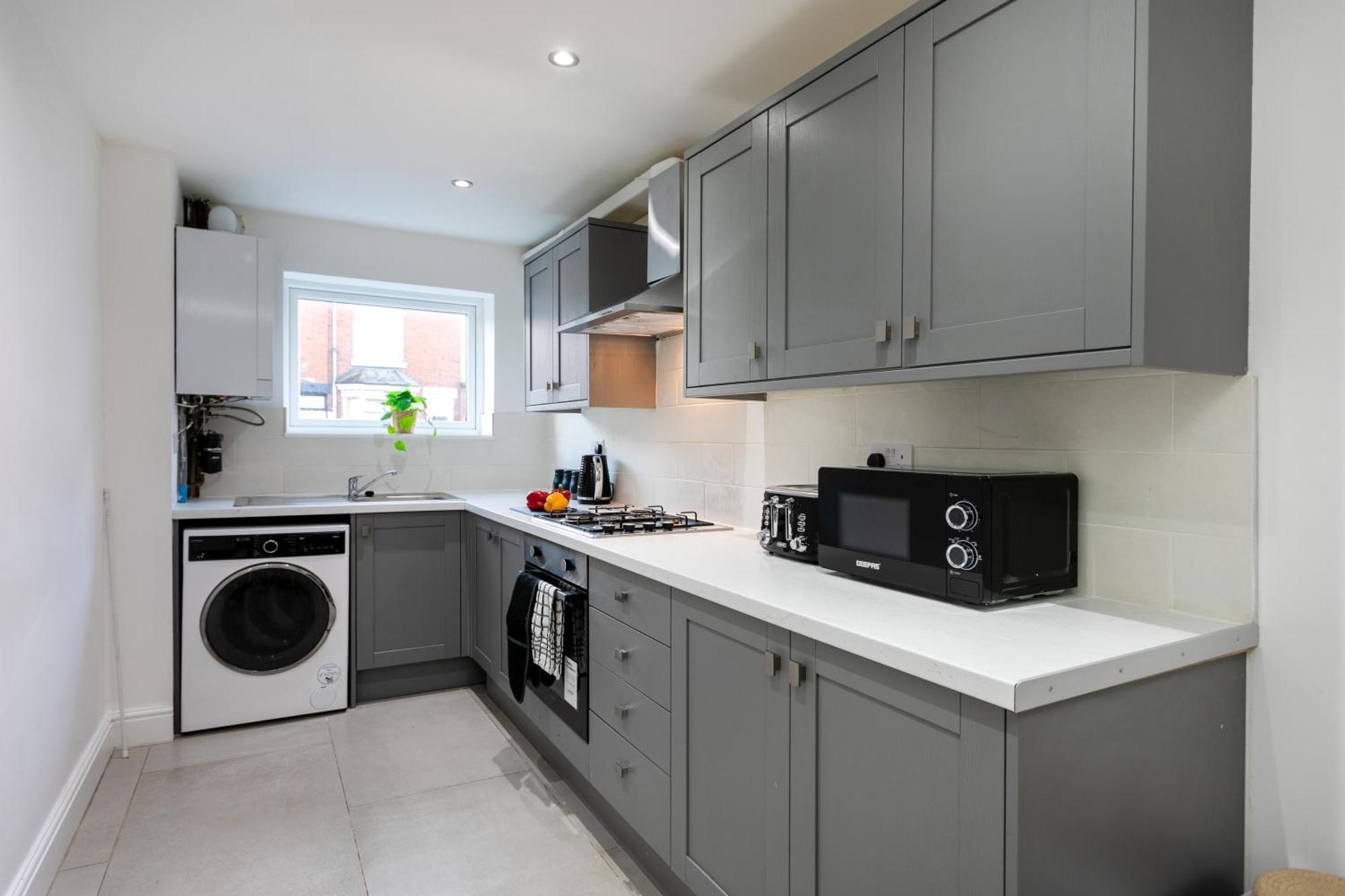 5 Bedroom 3 Bathroom Parking Contractors Relocations Families *