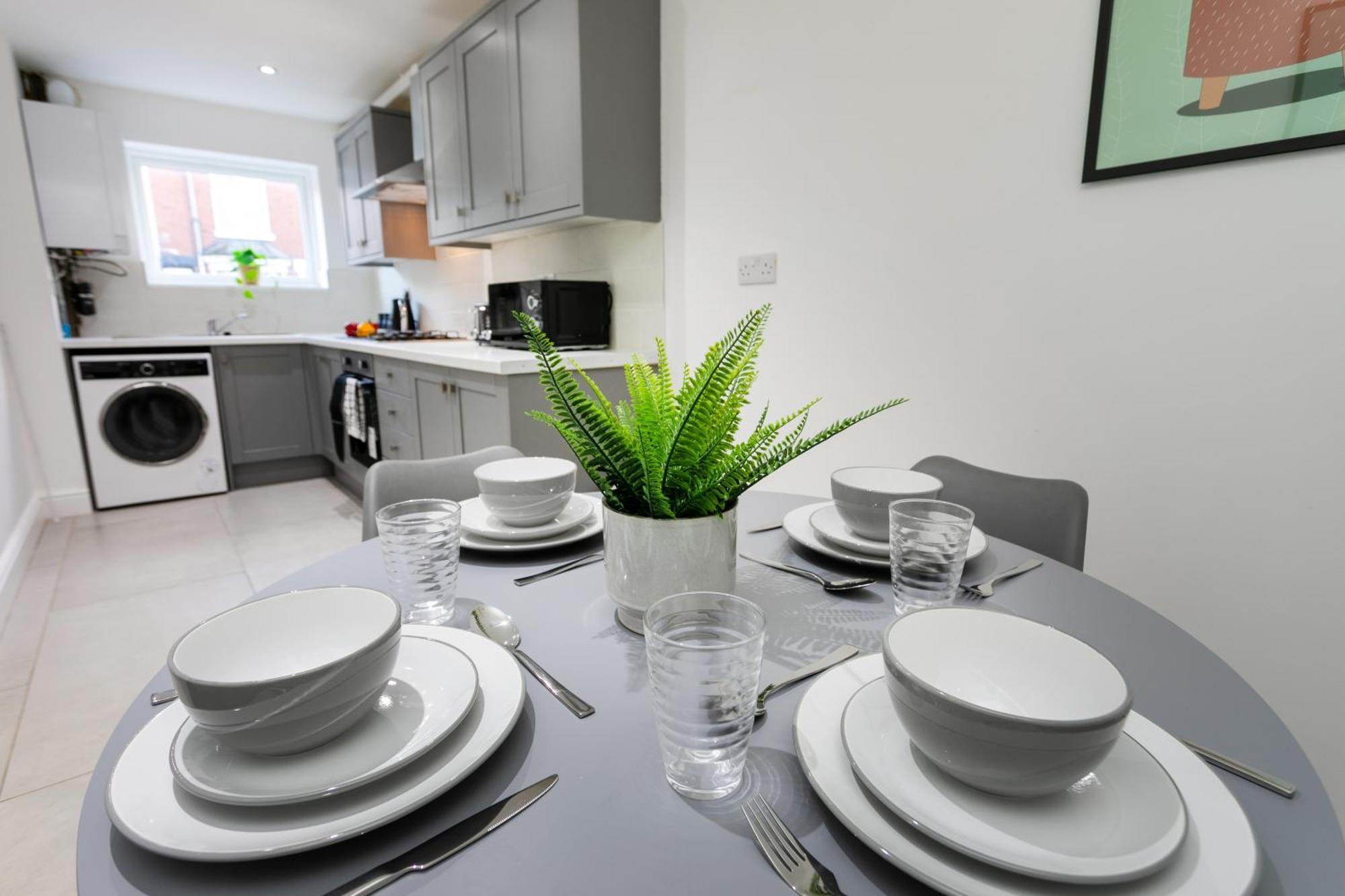 5 Bedroom 3 Bathroom Parking Contractors Relocations Families * Leicester