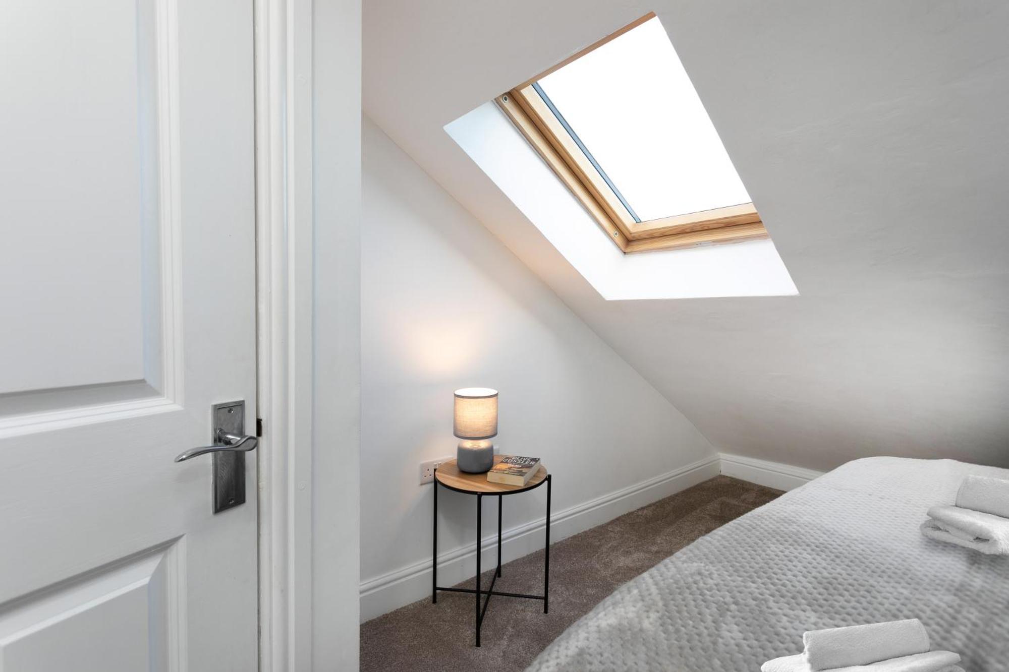 Holiday home 5 Bedroom 3 Bathroom Parking Contractors Relocations Families